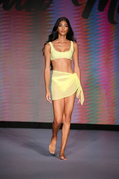 Miami Beach Florida July Model Walks Runway Life Style Group — Stock Photo, Image