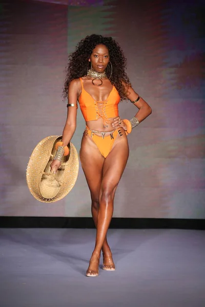 Miami Beach Florida Julho Model Walks Runway Bfyne Runway Show — Fotografia de Stock