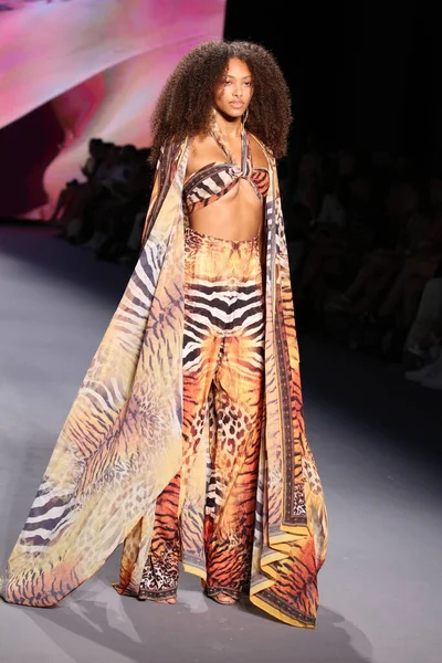 Miami Beach Florida Julho Model Walks Runway Bfyne Runway Show — Fotografia de Stock