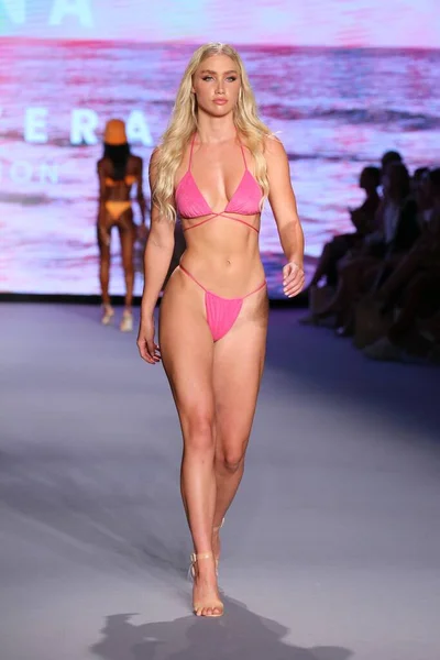 Miami Beach Florida July 2021年7月9日 在佛罗里达州迈阿密海滩 一名模特在迈阿密的帕莱索帐篷 Paraiso Tent 的迈阿密游泳周推出了新泳衣品牌Neena — 图库照片