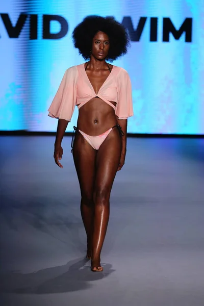 Miami Beach Florida July Model Walks Runway Life Style Group — 图库照片