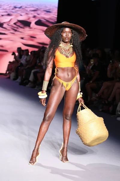 Miami Beach Floride Juillet Mannequin Parcourt Piste Bfyne Runway Show — Photo