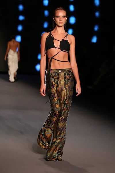 Miami Beach Florida Juli Model Walks Runway Simonett Futural Resist — Stockfoto