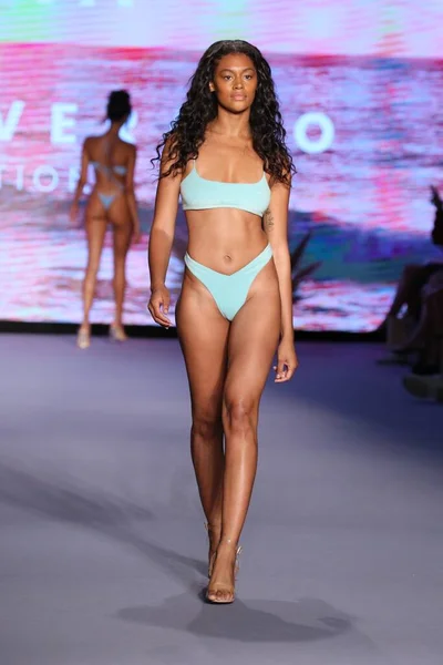 Miami Beach Florida Juli Model Walks Runway Polly Lansera Nya — Stockfoto