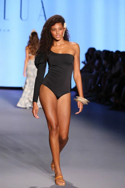 Miami Beach Florida Juli Model Walks Runway Destination Colombia Presenterar — Stockfoto