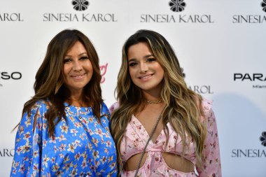 MIAMI BEACH, FLORIDA - 07 Temmuz 2021 'de Miami Beach, Florida' da The Goodtime Hotel 'de Sinesia Karol Miami Yüzme Haftası için poz veren tasarımcı Sinesia Karol (L) ve konuk oyuncu.