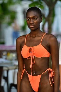 MIAMI BEACH, FLORIDA - 07 Temmuz 2021 'de Miami Beach, Florida' daki The Goodtime Hotel 'de Sinesia Karol Miami Yüzme Haftası Paraiso Sunumu için bir model yürür..