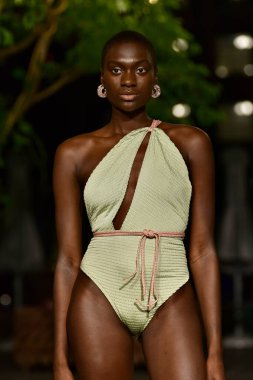 MIAMI BEACH, FLORIDA - 07 Temmuz 2021 'de Miami Beach, Florida' daki The Goodtime Hotel 'de Sinesia Karol Miami Yüzme Haftası Paraiso Sunumu için bir model yürür..