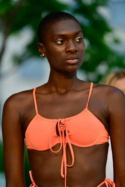 Miami Beach Florida Července Modelová Vycházka Pro Sinesia Karol Miami — Stock fotografie