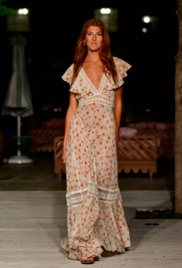 MIAMI BEACH, FLORIDA - 07 Temmuz 2021 'de Miami Beach, Florida' daki The Goodtime Hotel 'de Sinesia Karol Miami Yüzme Haftası Paraiso Sunumu için bir model yürür..