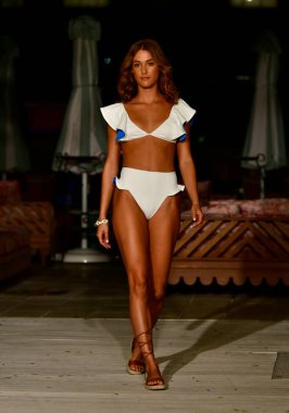 MIAMI BEACH, FLORIDA - 07 Temmuz 2021 'de Miami Beach, Florida' daki The Goodtime Hotel 'de Sinesia Karol Miami Yüzme Haftası Paraiso Sunumu için bir model yürür..