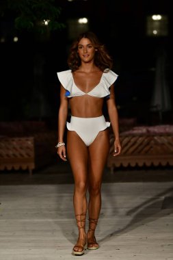 MIAMI BEACH, FLORIDA - 07 Temmuz 2021 'de Miami Beach, Florida' daki The Goodtime Hotel 'de Sinesia Karol Miami Yüzme Haftası Paraiso Sunumu için bir model yürür..