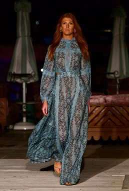 MIAMI BEACH, FLORIDA - 07 Temmuz 2021 'de Miami Beach, Florida' daki The Goodtime Hotel 'de Sinesia Karol Miami Yüzme Haftası Paraiso Sunumu için bir model yürür..