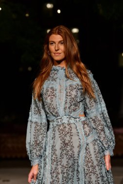 MIAMI BEACH, FLORIDA - 07 Temmuz 2021 'de Miami Beach, Florida' daki The Goodtime Hotel 'de Sinesia Karol Miami Yüzme Haftası Paraiso Sunumu için bir model yürür..