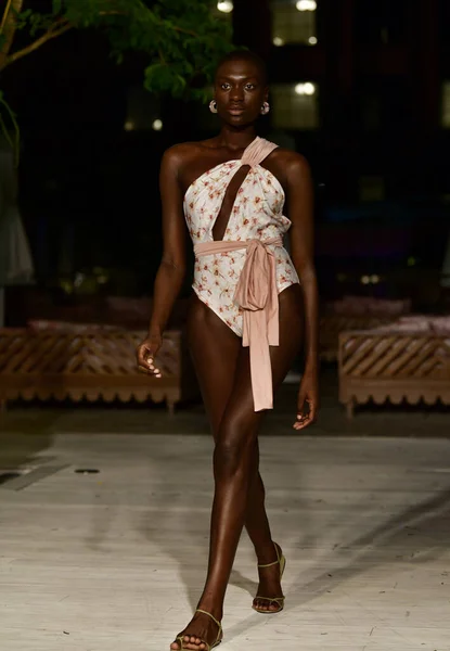 Miami Beach Floride Juillet Mannequin Marche Pour Sinesia Karol Miami — Photo