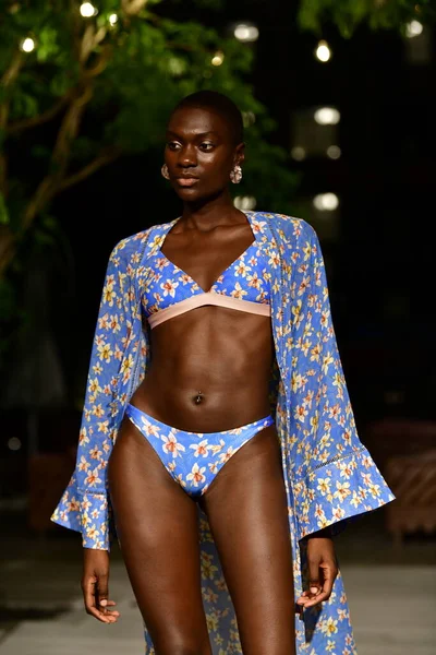 Miami Beach Florida Juli Ein Model Läuft Für Die Sinesia — Stockfoto