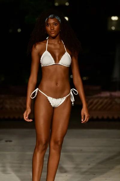 Miami Beach Florida Juli Modell Promenader För Sinesia Karol Miami — Stockfoto