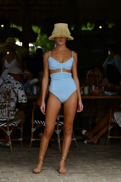 Miami Florida Julho Modelo Posa Durante Jonathan Simkhai Miami Swim — Fotografia de Stock
