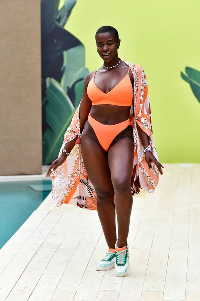 Miami Beach Florida July Model Walks Maaji Spritzer House Spring — Φωτογραφία Αρχείου
