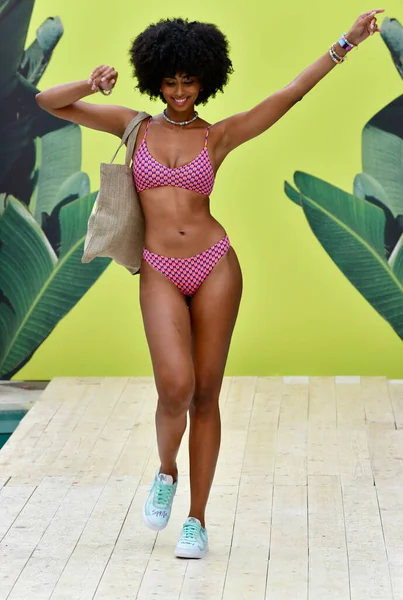 Miami Beach Florida Lipiec Modelka Spaceruje Dla Maaji Spritzer House — Zdjęcie stockowe
