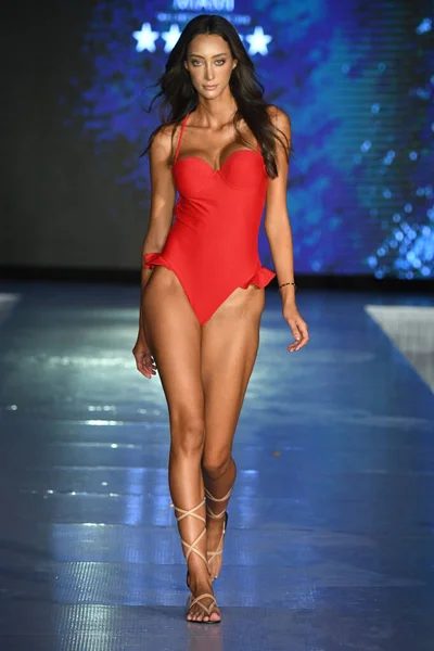 Miami Beach Florida Juli Een Model Loopt Baan Voor Supermodel — Stockfoto