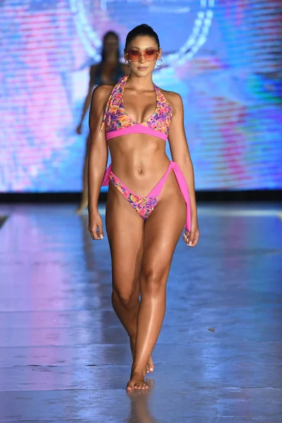Miami Beach Florida Luglio Una Modella Percorre Pista Tamarindo Show — Foto Stock
