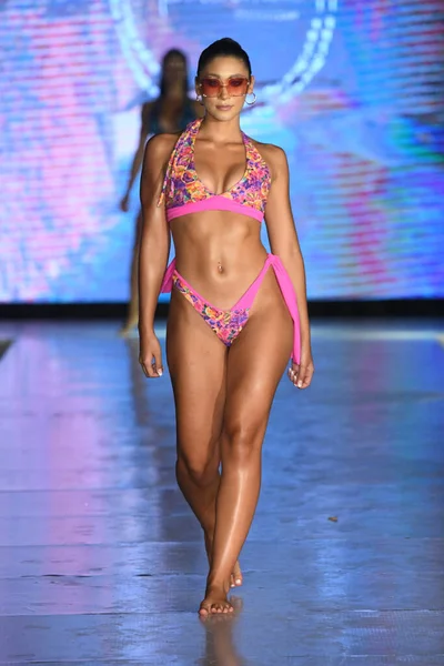 Miami Beach Florida Julho Model Walks Runway Tamarindo Show Miami — Fotografia de Stock