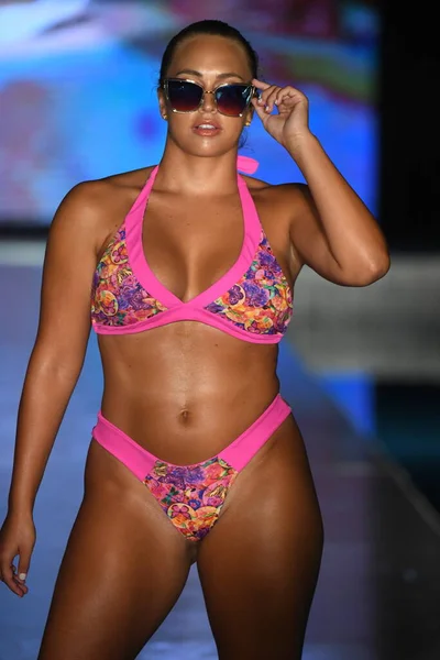 Miami Beach Florida July Model Walks Runway Tamarindo Show Miami — Stock Photo, Image