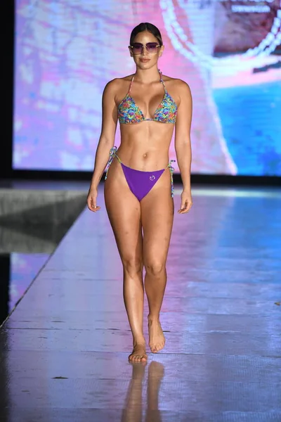 Miami Beach Florida July Model Walks Runway Tamarindo Show Miami — Stockfoto