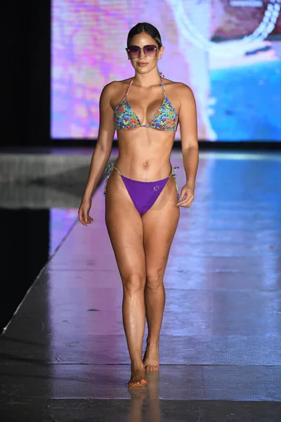 Miami Beach Florida Lipiec Modelka Spaceruje Pasie Startowym Tamarindo Show — Zdjęcie stockowe