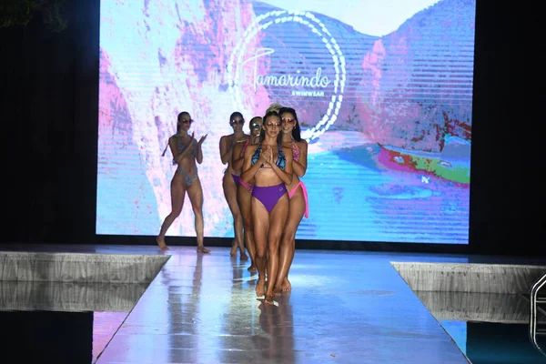 Miami Beach Florida Julio Modelos Caminan Final Pista Para Show — Foto de Stock