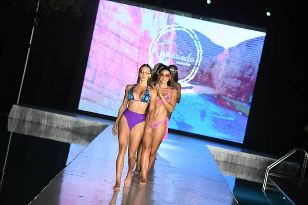 Miami Beach Florida Julho Modelos Caminham Final Pista Para Tamarindo — Fotografia de Stock