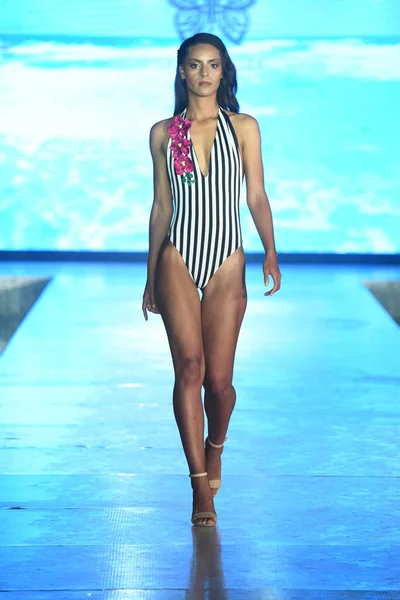 Miami Beach Florida Lipiec Modelka Spaceruje Pasie Startowym Olgi Niknoza — Zdjęcie stockowe