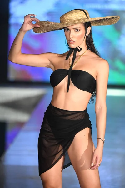 Miami Beach Florida Lipiec Modelka Spaceruje Pasie Startowym Fortune Swim — Zdjęcie stockowe