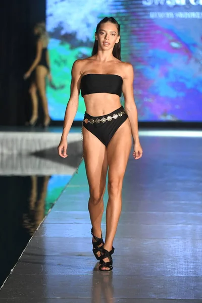 Miami Beach Florida Lipiec Modelka Spaceruje Pasie Startowym Fortune Swim — Zdjęcie stockowe