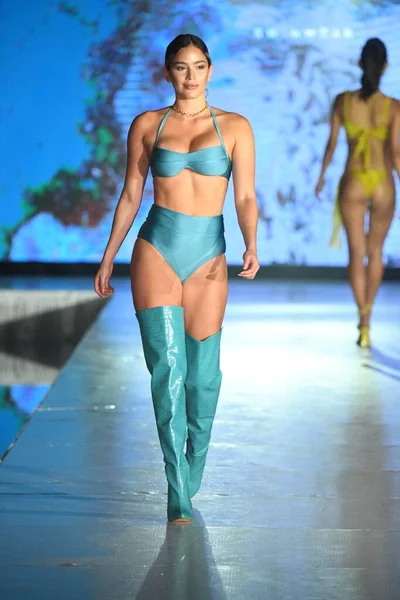 Miami Beach Florida July Model Walks Runway Eight Swim Show — Stock Photo, Image