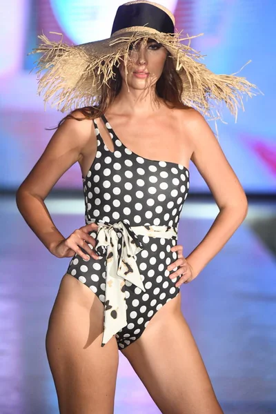 Miami Beach Florida Července Modelka Kráčí Ranveji Pro Delyx Ltd — Stock fotografie