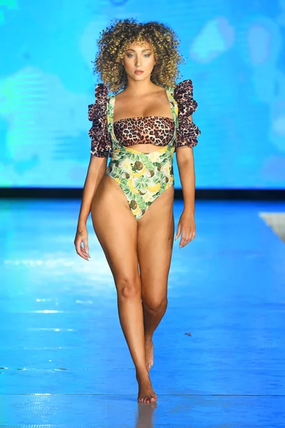 Miami Beach Florida Julho Model Walks Runway Lia Sahara Show — Fotografia de Stock