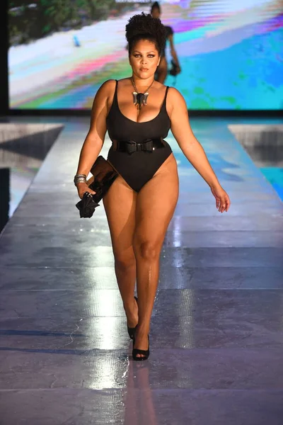Miami Beach Florida Julho Model Walks Runway Jalu Swim Show — Fotografia de Stock