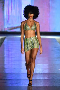 MIAMI BEACH, FLORIDA - 09 Temmuz 2021 'de Miami Beach, Florida' da Miami Swimglam Show 'da bir model yürür.