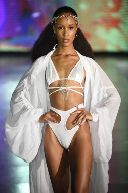 MIAMI BEACH, FLORIDA - 09 Temmuz 2021 'de Miami Beach, Florida' da DTS Yüzme Haftası boyunca bir model podyumda yürür.