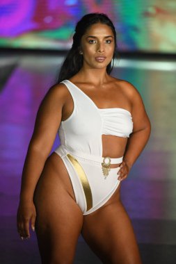 MIAMI BEACH, FLORIDA - 09 Temmuz 2021 'de Miami Beach, Florida' da DTS Yüzme Haftası boyunca bir model podyumda yürür.