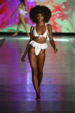 MIAMI BEACH, FLORIDA - 09 Temmuz 2021 'de Miami Beach, Florida' da DTS Yüzme Haftası boyunca bir model podyumda yürür.