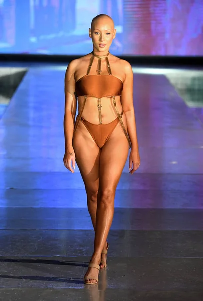 Miami Beach Florida Luglio Una Modella Percorre Pista Swimglam Show — Foto Stock