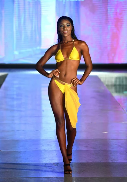 Miami Beach Florida Julho Model Walks Runway Swimglam Show Miami — Fotografia de Stock