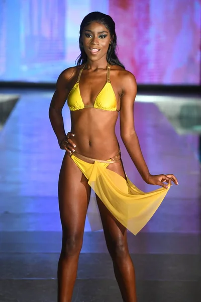 Miami Beach Florida July 一个模特在迈阿密游泳周期间漫步在跑道上 2021年7月9日 Dcsw在佛罗里达州迈阿密海滩为其提供了动力 — 图库照片