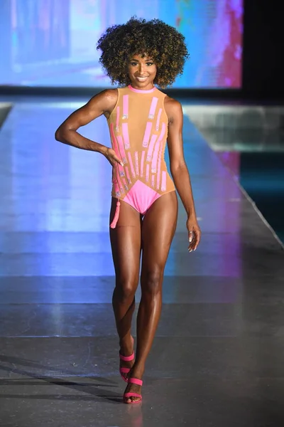 Miami Beach Florida Juli Model Walks Runway Swimglam Show Miami — Stockfoto