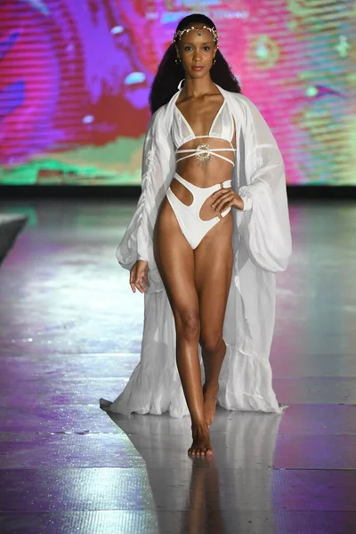 Miami Beach Florida July Model Walks Runway Dts Swim Show — Stock Photo, Image