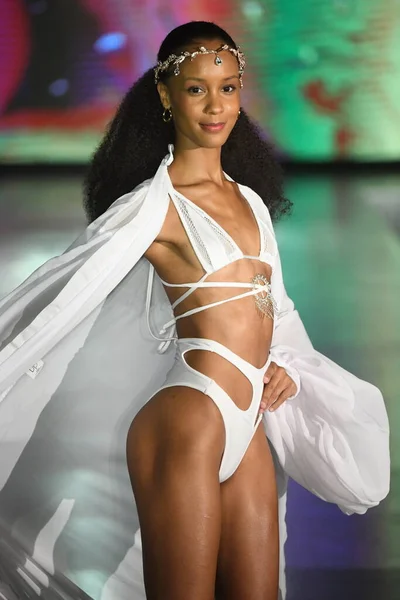 Miami Beach Florida Juli Model Walks Runway Dts Swim Show — Stockfoto