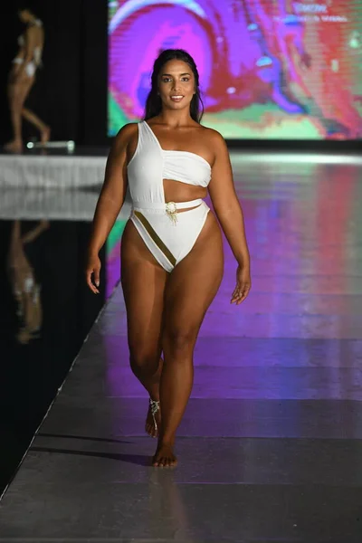 Miami Beach Florida Julho Model Walks Runway Dts Swim Show — Fotografia de Stock